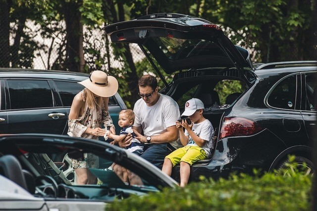 Picknicken auto gezin